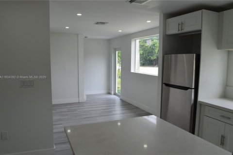 Propiedad comercial en venta en Miami, Florida, 246.01 m2 № 1818222 - foto 6
