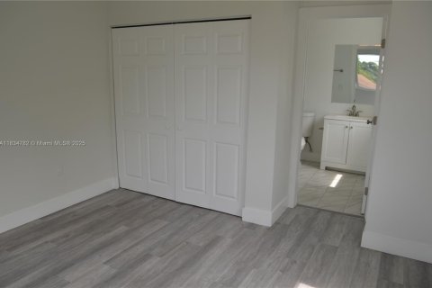 Propiedad comercial en venta en Miami, Florida, 246.01 m2 № 1818222 - foto 8