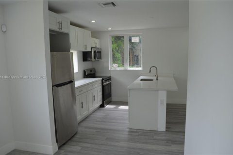 Propiedad comercial en venta en Miami, Florida, 246.01 m2 № 1818222 - foto 4