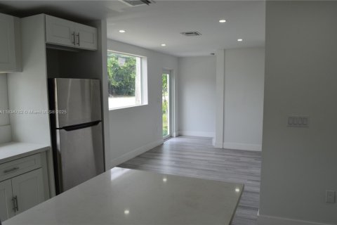 Propiedad comercial en venta en Miami, Florida, 246.01 m2 № 1818222 - foto 5