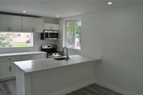 Propiedad comercial en venta en Miami, Florida, 246.01 m2 № 1818222 - foto 3