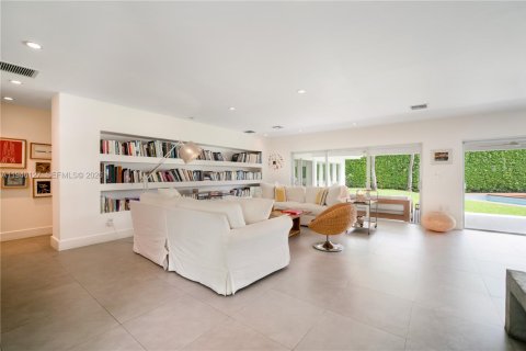House in Key Biscayne, Florida 5 bedrooms, 316.33 sq.m. № 2002453
