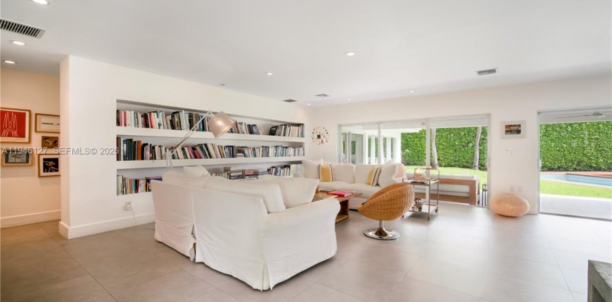 House in Key Biscayne, Florida 5 bedrooms, 316.33 sq.m. № 2002453