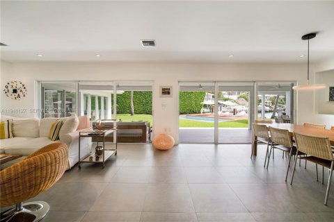 House in Key Biscayne, Florida 5 bedrooms, 316.33 sq.m. № 2002453 - photo 20