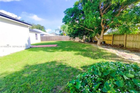 Casa en venta en Port St. Lucie, Florida, 4 dormitorios, 212 m2 № 1989310 - foto 18