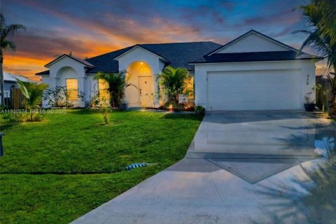 Casa en venta en Port St. Lucie, Florida, 4 dormitorios, 212 m2 № 1989310 - foto 1