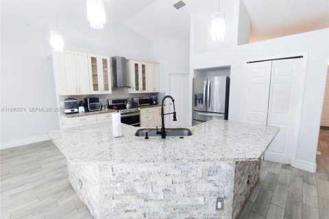 Casa en venta en Port St. Lucie, Florida, 4 dormitorios, 212 m2 № 1989310 - foto 17