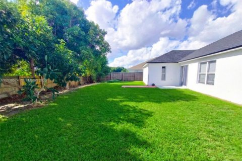 Casa en venta en Port St. Lucie, Florida, 4 dormitorios, 212 m2 № 1989310 - foto 19