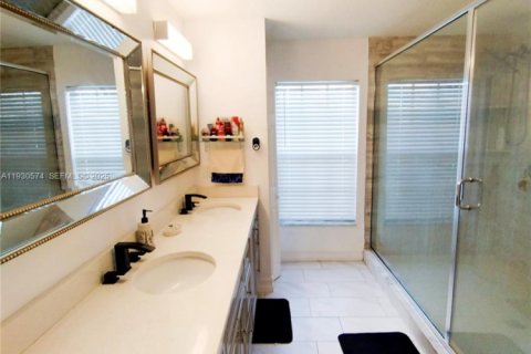 Casa en venta en Port St. Lucie, Florida, 4 dormitorios, 212 m2 № 1989310 - foto 9