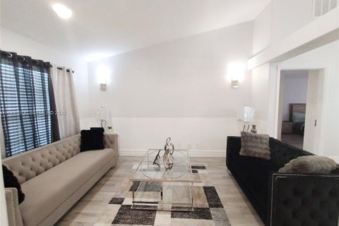 Casa en venta en Port St. Lucie, Florida, 4 dormitorios, 212 m2 № 1989310 - foto 2