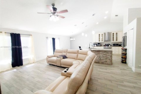 Casa en venta en Port St. Lucie, Florida, 4 dormitorios, 212 m2 № 1989310 - foto 13