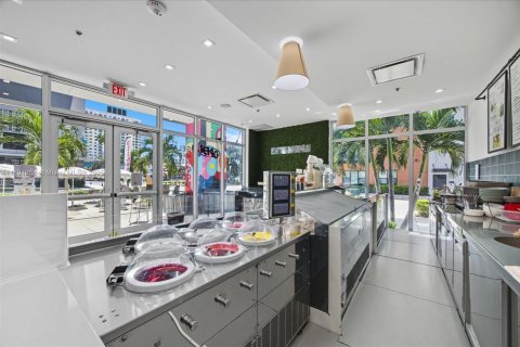 Commercial property in Saint Petersburg, Florida № 1944105 - photo 24