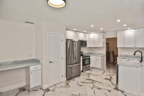 House in Punta Gorda, Florida 3 bedrooms, 188.31 sq.m. № 1737219 - photo 25