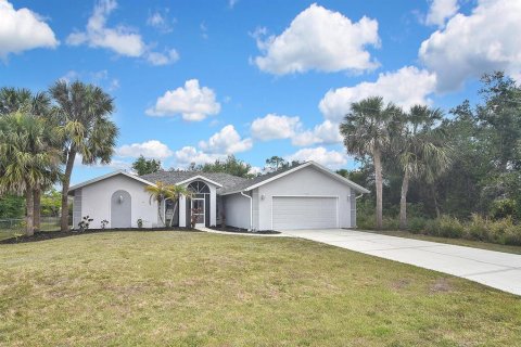 House in Punta Gorda, Florida 3 bedrooms, 188.31 sq.m. № 1737219 - photo 1