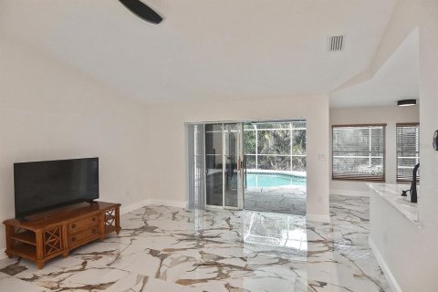 House in Punta Gorda, Florida 3 bedrooms, 188.31 sq.m. № 1737219 - photo 10