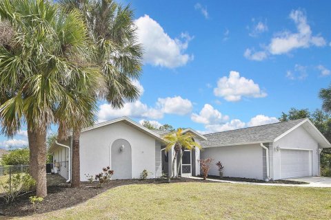 House in Punta Gorda, Florida 3 bedrooms, 188.31 sq.m. № 1737219 - photo 2