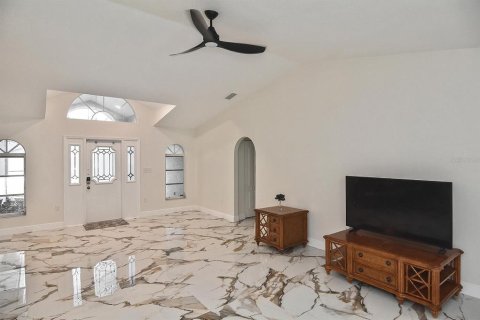House in Punta Gorda, Florida 3 bedrooms, 188.31 sq.m. № 1737219 - photo 14