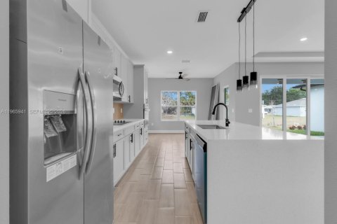 Casa en venta en Palm Bay, Florida, 3 dormitorios № 2063150 - foto 7