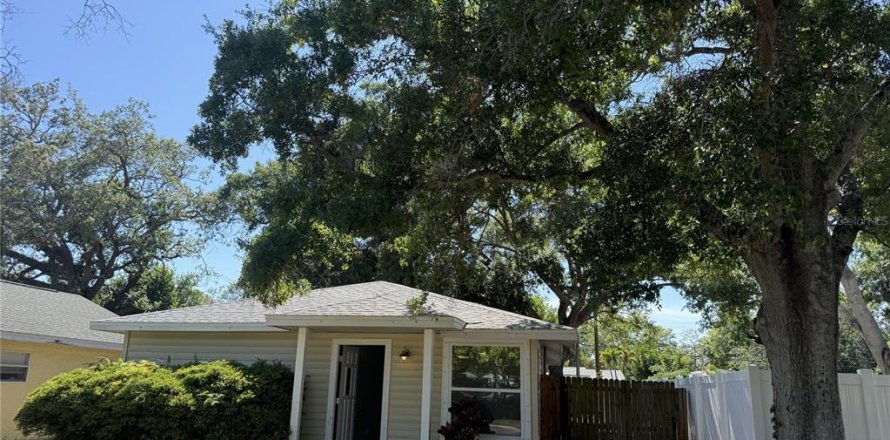 House in Clearwater, Florida 3 bedrooms, 106.28 sq.m. № 2092985