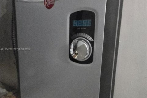 House in Sunrise, Florida 3 bedrooms, 157 sq.m. № 2012079 - photo 12