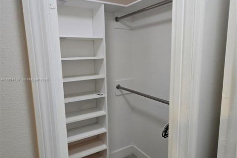 House in Sunrise, Florida 3 bedrooms, 157 sq.m. № 2012079 - photo 11