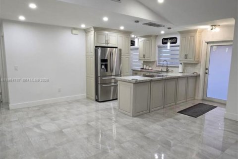 House in Sunrise, Florida 3 bedrooms, 157 sq.m. № 2012079 - photo 8