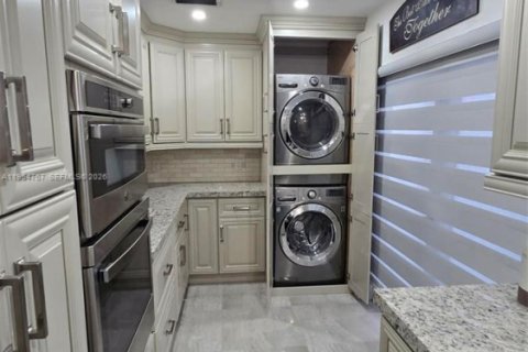 House in Sunrise, Florida 3 bedrooms, 157 sq.m. № 2012079 - photo 5