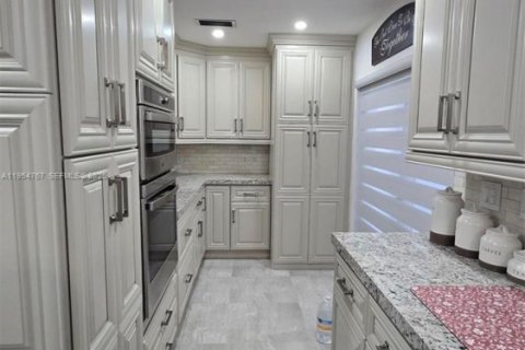 House in Sunrise, Florida 3 bedrooms, 157 sq.m. № 2012079 - photo 6