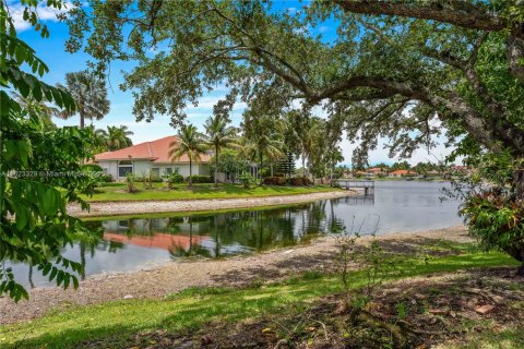 House in Coral Springs, Florida 5 bedrooms, 295.24 sq.m. № 1809840 - photo 29