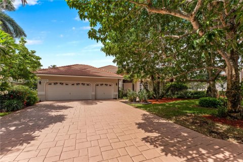 House in Coral Springs, Florida 5 bedrooms, 295.24 sq.m. № 1809840 - photo 1