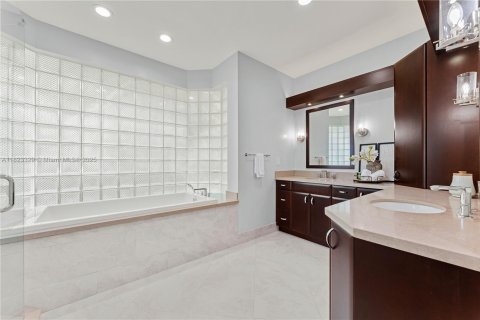 House in Coral Springs, Florida 5 bedrooms, 295.24 sq.m. № 1809840 - photo 10