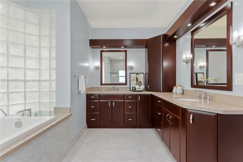 House in Coral Springs, Florida 5 bedrooms, 295.24 sq.m. № 1809840 - photo 12
