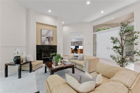 House in Coral Springs, Florida 5 bedrooms, 295.24 sq.m. № 1809840 - photo 4