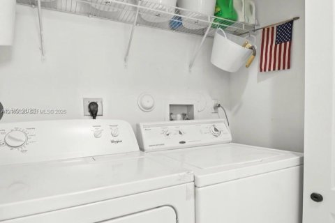 Townhouse in Miramar, Florida 2 bedrooms, 121.98 sq.m. № 2409660 - photo 6