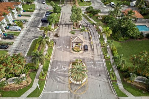 Townhouse in Miramar, Florida 2 bedrooms, 121.98 sq.m. № 2409660 - photo 15