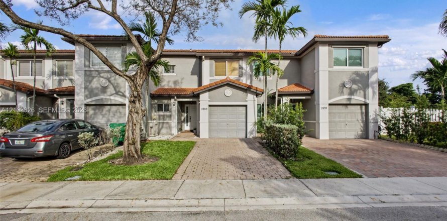 Townhouse in Miramar, Florida 2 bedrooms, 121.98 sq.m. № 2409660