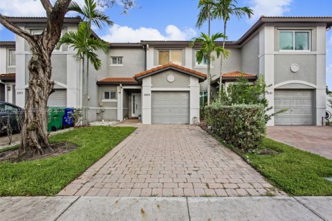 Townhouse in Miramar, Florida 2 bedrooms, 121.98 sq.m. № 2409660 - photo 2