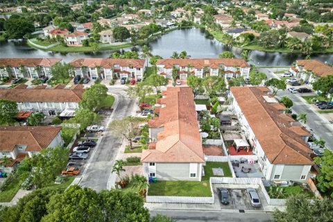 Townhouse in Miramar, Florida 2 bedrooms, 121.98 sq.m. № 2409660 - photo 12