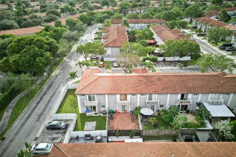 Townhouse in Miramar, Florida 2 bedrooms, 121.98 sq.m. № 2409660 - photo 11