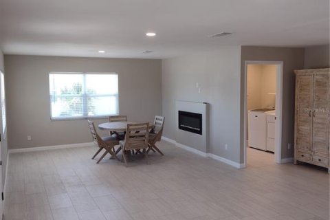 House in New Smyrna Beach, Florida 3 bedrooms, 140.84 sq.m. № 1789857 - photo 10