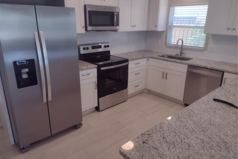 House in New Smyrna Beach, Florida 3 bedrooms, 140.84 sq.m. № 1789857 - photo 7