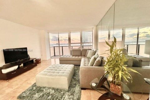Condominio en alquiler en Miami, Florida, 1 dormitorio, 70.33 m2 № 2006201 - foto 19