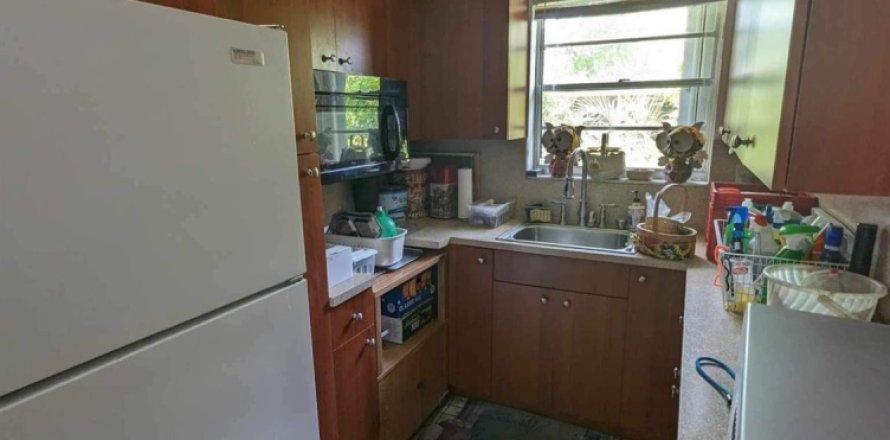 House in Hialeah, Florida 4 bedrooms, 173.82 sq.m. № 1119889