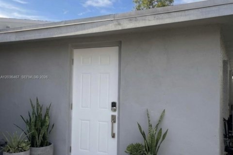 Immobilier commercial à louer à Miami, Floride: 1 chambre, 132.48 m2 № 2084373 - photo 2