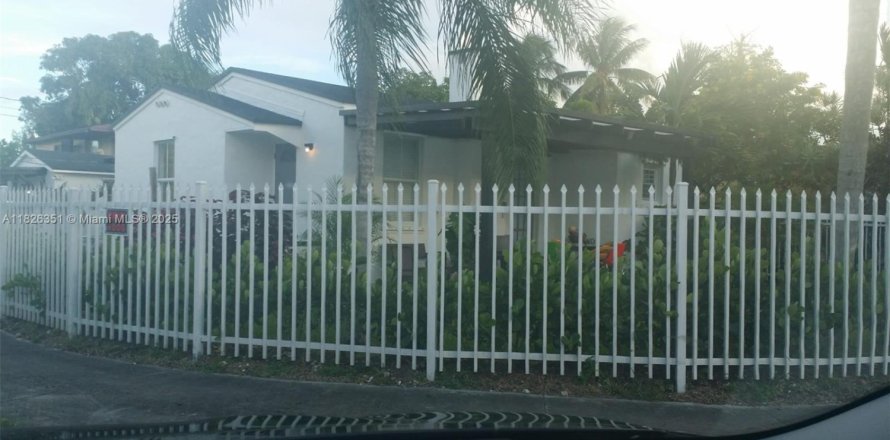 Villa ou maison à Miami, Floride 2 chambres, 109.9 m2 № 1800871