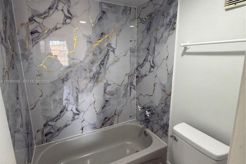 Condo in Hialeah, Florida, 2 bedrooms  № 2064127 - photo 16