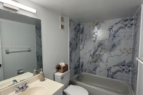 Condo in Hialeah, Florida, 2 bedrooms  № 2064127 - photo 13