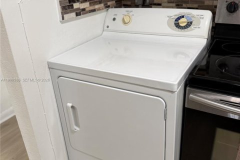 Condo in Hialeah, Florida, 2 bedrooms  № 2064127 - photo 17