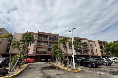 Condo in Hialeah, Florida, 2 bedrooms  № 2064127 - photo 18