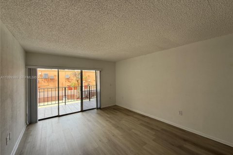 Condo in Hialeah, Florida, 2 bedrooms  № 2064127 - photo 9